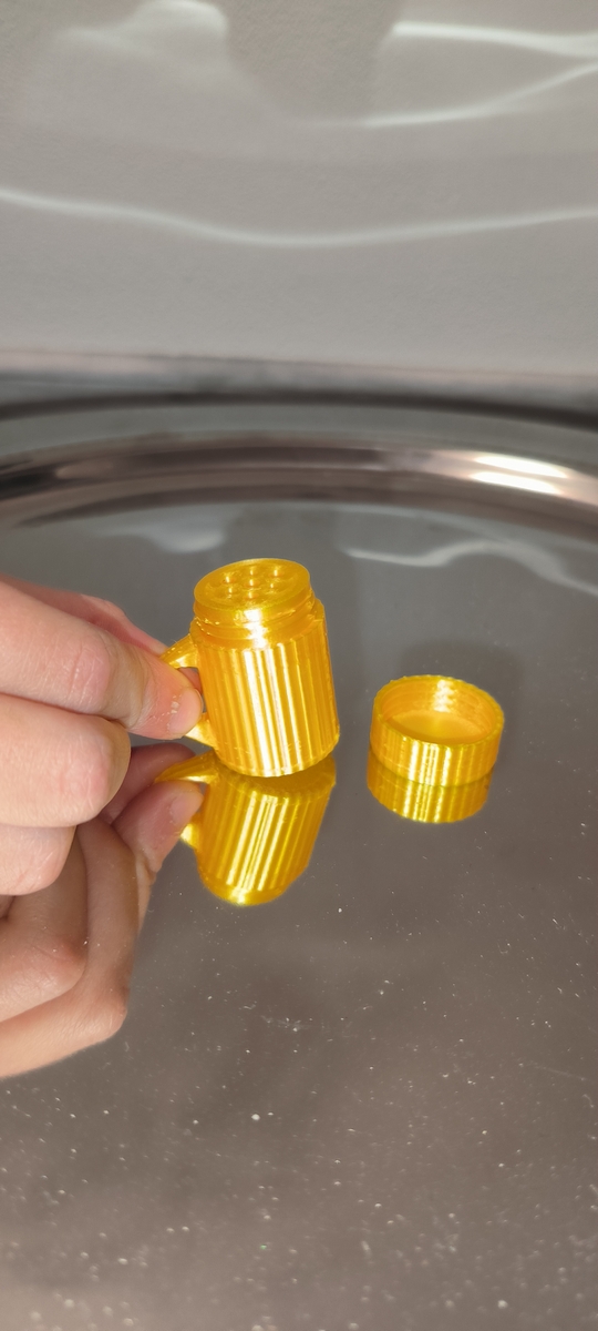 Cestovní nádobka na sypké materiály na klíče - design zlatého piva