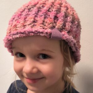 Ručně pletená čepice RAINBOW ROSE HAT  - SOFIE & ELENA (MADE WITH LOVE)