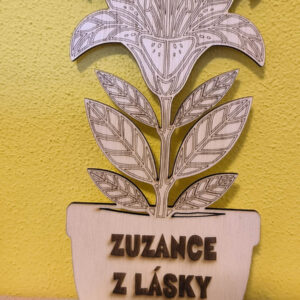 Dřevěná lilie v květináči s vlastním věnováním – originální dárek, který nezvadne