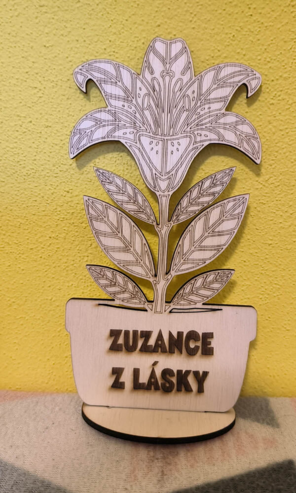 Dřevěná lilie v květináči s vlastním věnováním – originální dárek, který nezvadne
