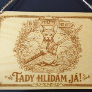 Gravírovaná dřevěná cedule: Sphynx Samuraj – Tady hlídám já!