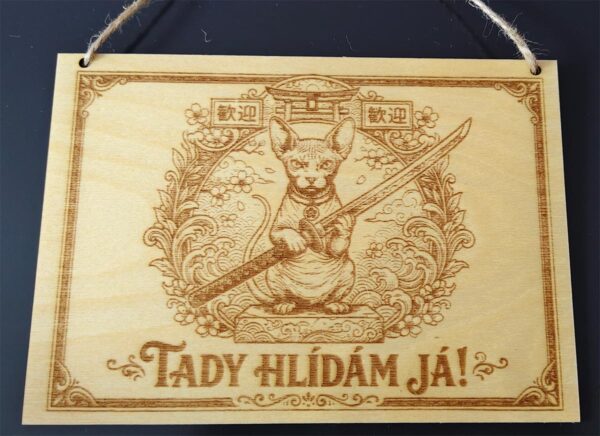 Gravírovaná dřevěná cedule: Sphynx Samuraj – Tady hlídám já!