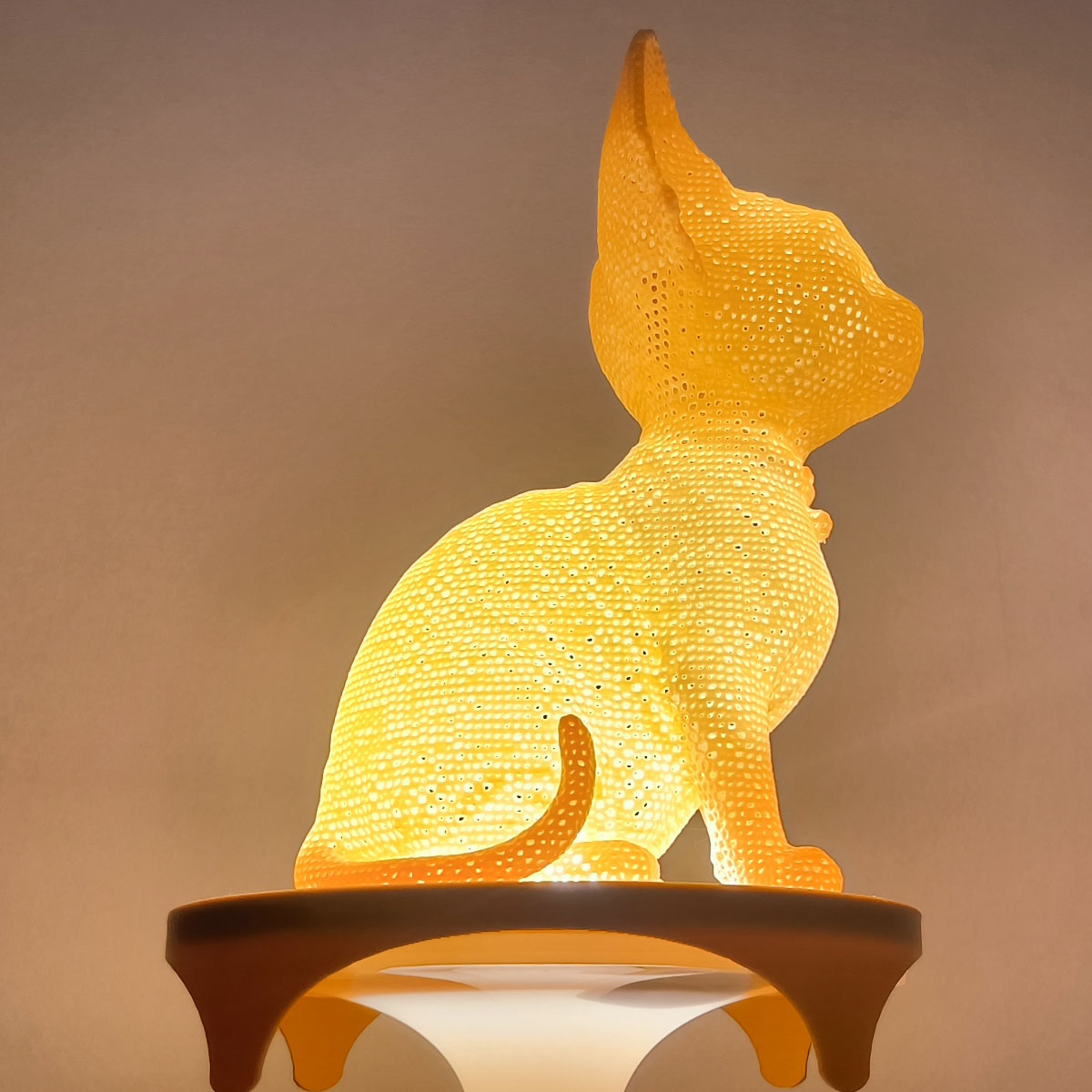 Sphynx Algorithm Jewel – Designová socha s magickou hrou světel - Obrázek 1