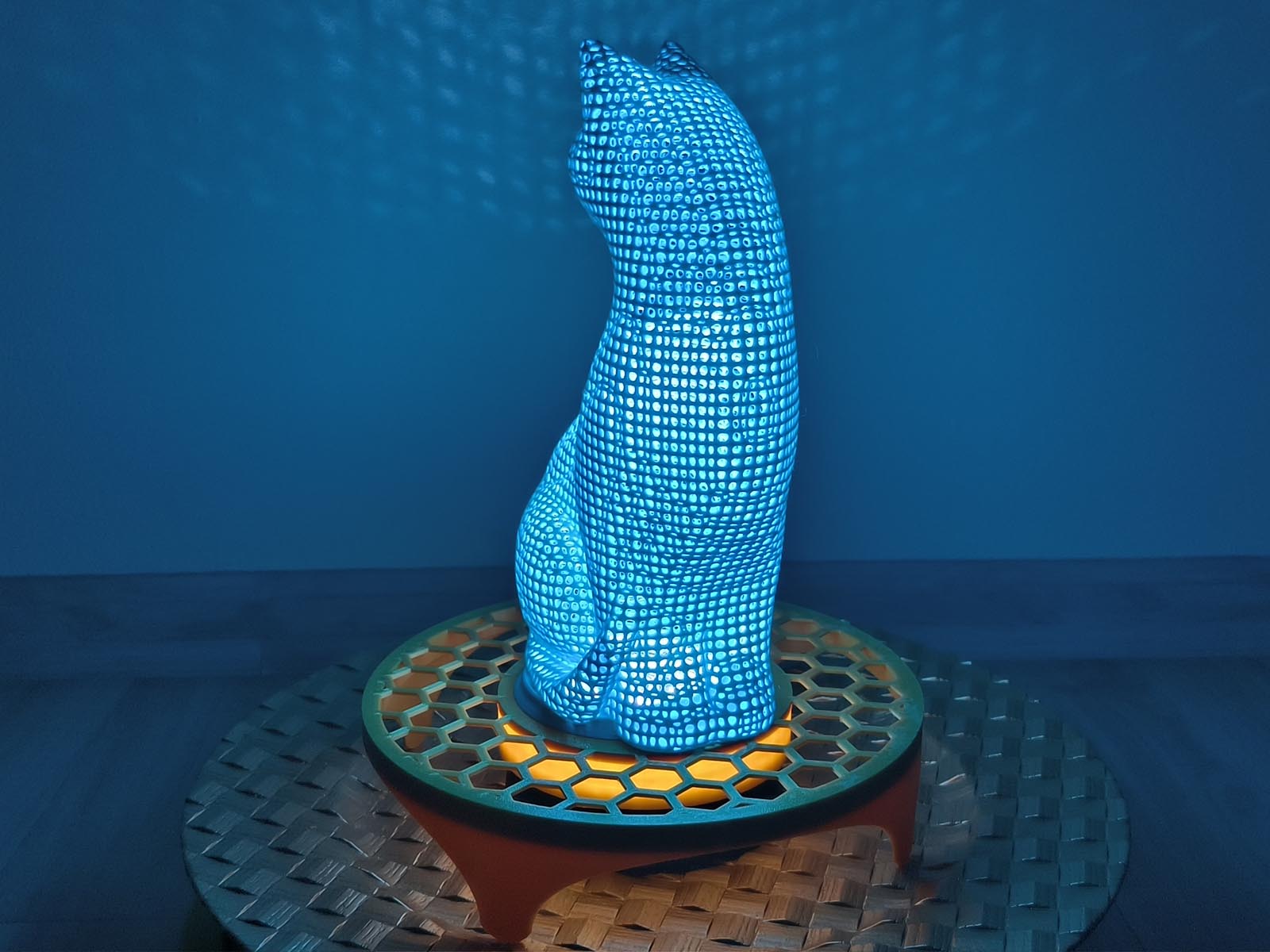 Algorithm Cat: Designová 3D socha s magickou hrou světel - Obrázek 2