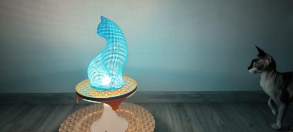 Algorithm Cat: Designová 3D socha s magickou hrou světel