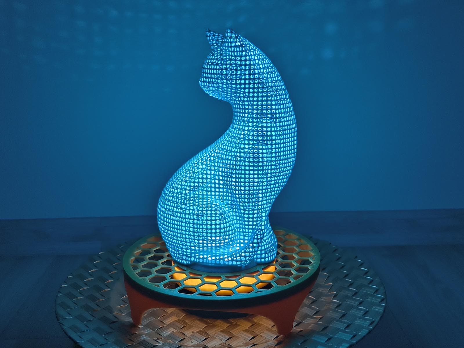Algorithm Cat: Designová 3D socha s magickou hrou světel - Obrázek 1