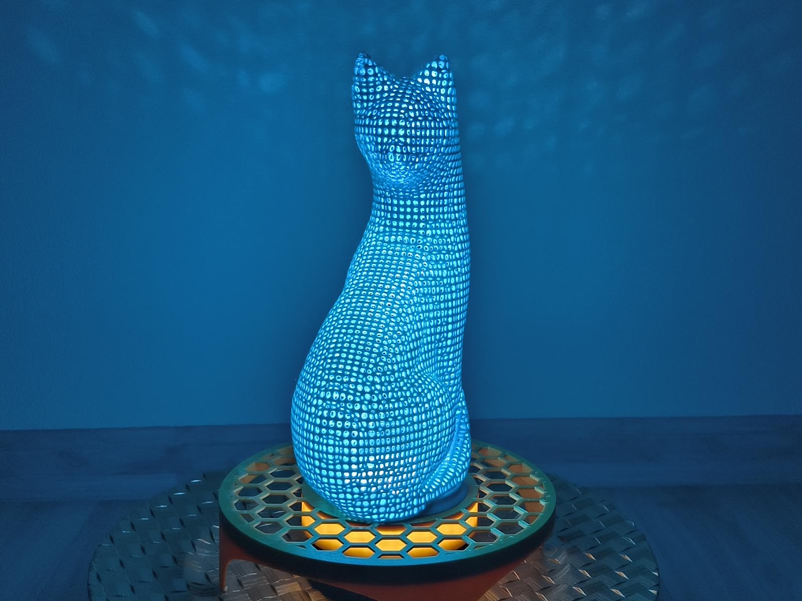 Algorithm Cat: Designová 3D socha s magickou hrou světel - Obrázek 6
