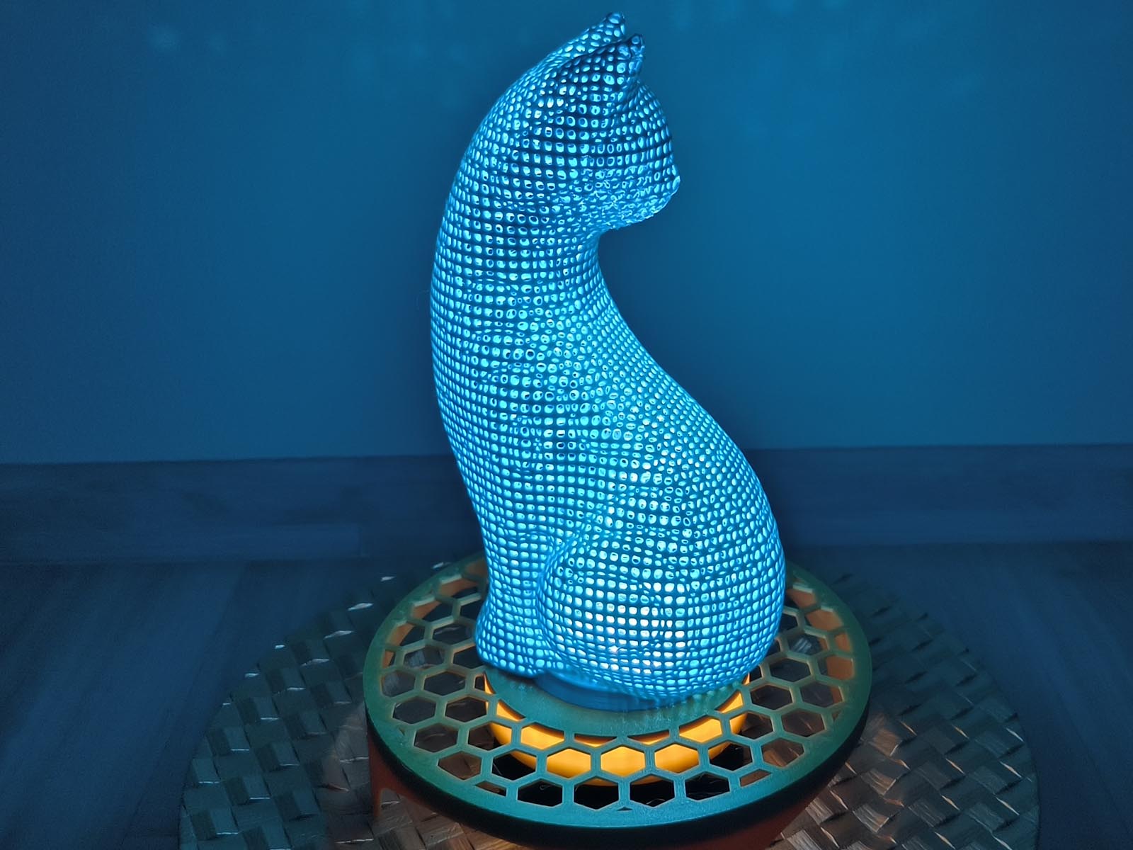 Algorithm Cat: Designová 3D socha s magickou hrou světel - Obrázek 3