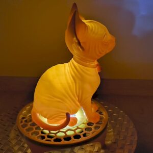 Sphynx Aura: Designová světelná socha s hřejivým nádechem