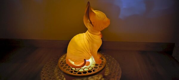 Sphynx Aura: Designová světelná socha s hřejivým nádechem