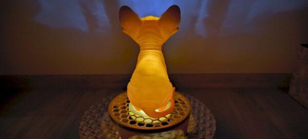 Sphynx Aura: Designová světelná socha s hřejivým nádechem
