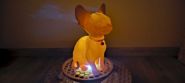 Sphynx Aura: Designová světelná socha s hřejivým nádechem