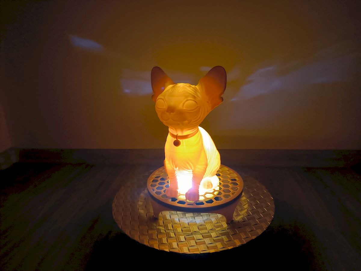 Sphynx Aura: Designová světelná socha s hřejivým nádechem - Obrázek 5