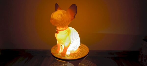 Sphynx Aura: Designová světelná socha s hřejivým nádechem