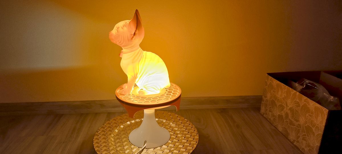 Sphynx Aura: Designová světelná socha s hřejivým nádechem - Obrázek 7