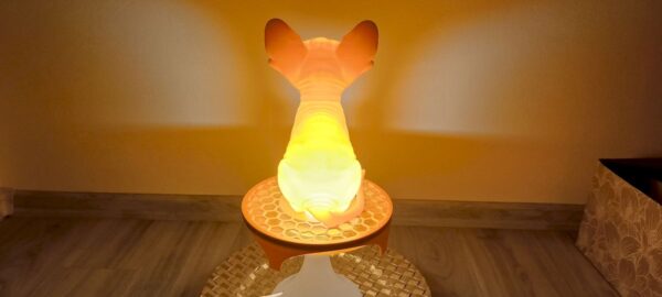 Sphynx Aura: Designová světelná socha s hřejivým nádechem