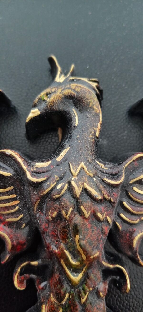 Detailní záběr na ručně malovanou reliéfní dekoraci Mystický Fénix z Keraflotu s výraznou patinou a propracovaným peřím.