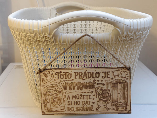 Dřevěná cedulka na koš s prádlem – „Toto prádlo je vyprané“