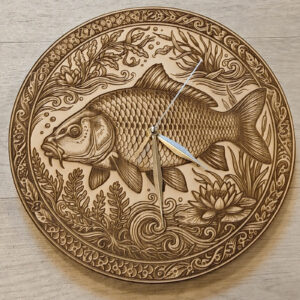 Dřevěné nástěnné hodiny Kapr – 3D gravírované (28 cm)