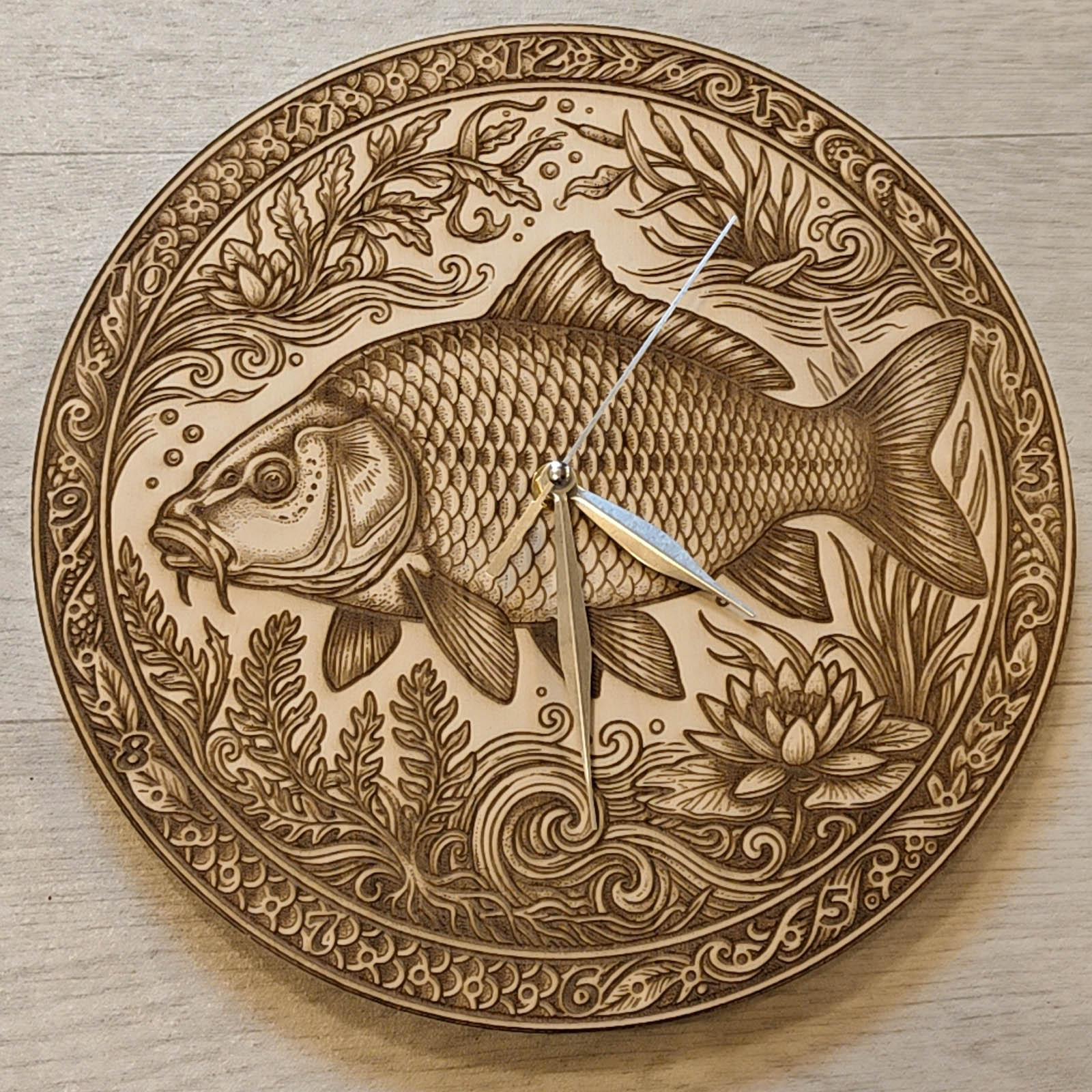 Dřevěné nástěnné hodiny Kapr – 3D gravírované (28 cm)