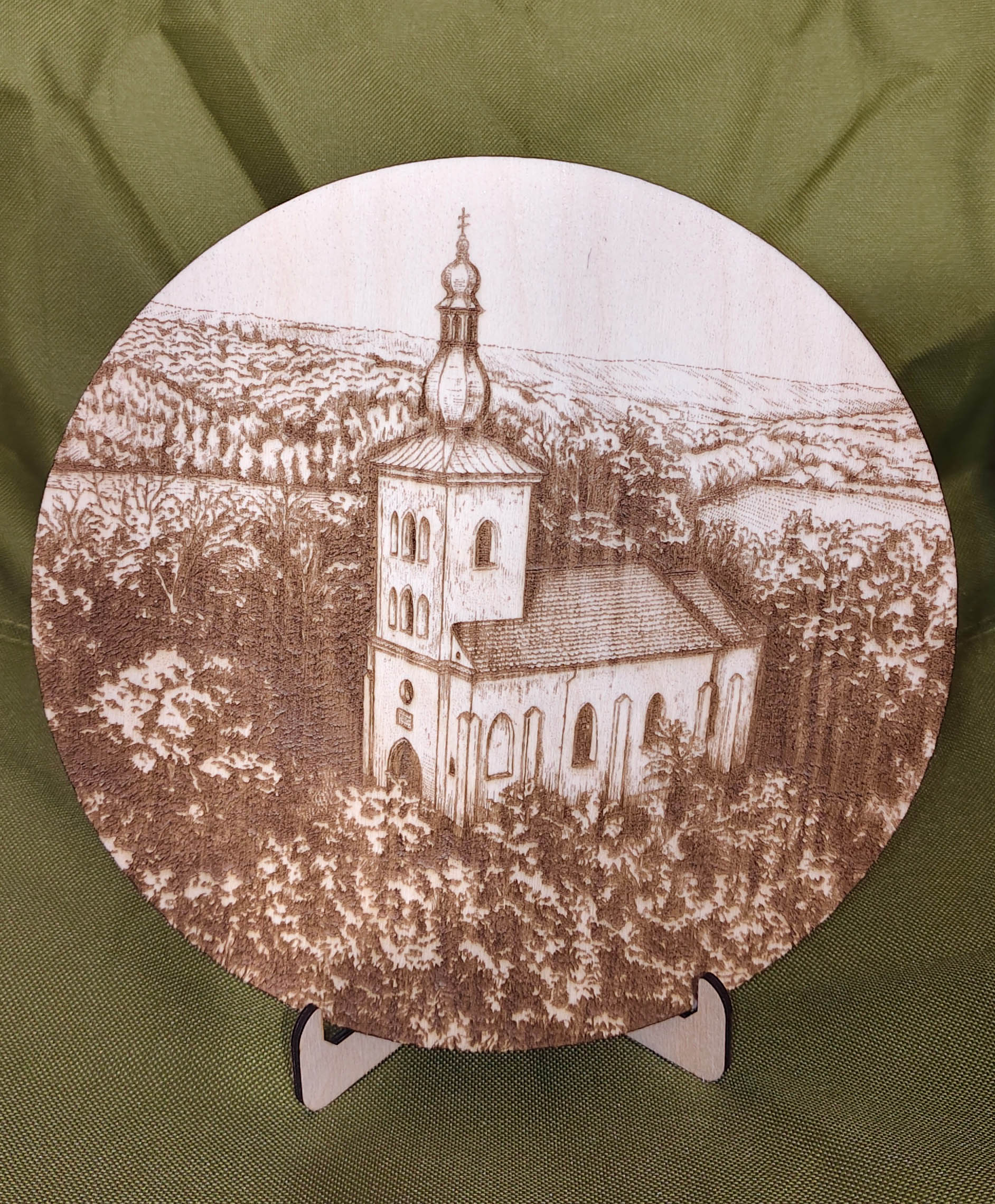 Dřevěná plaketa Ivančice – Kaple sv. Jakuba (20cm) se stojánkem - Obrázek 1